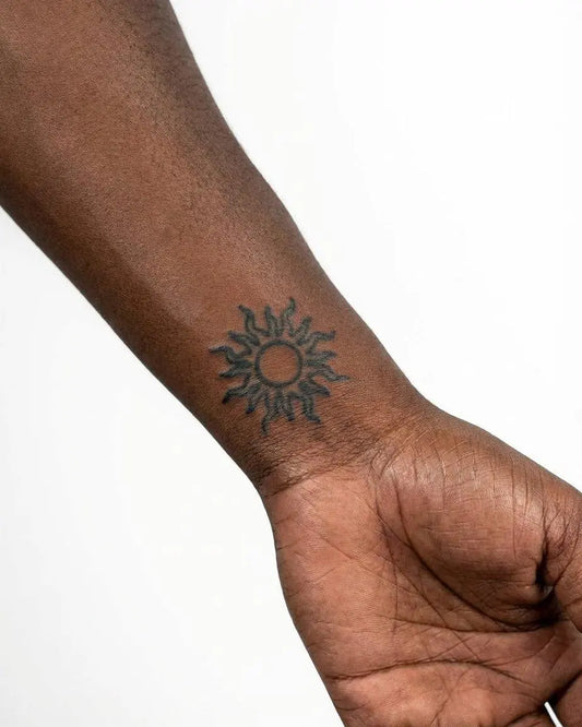 INKON Sol tatuaje semi-permanente aplicado en un hombre – diseño de 2 x 2 in (5x5cm), apariencia de tinta realista, dura 10 días