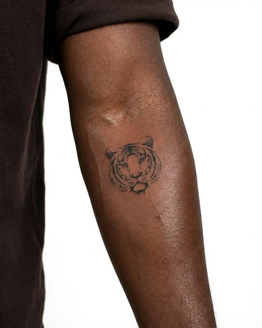 INKON Cara de Tigre tatuaje semi-permanente aplicado en un hombre – diseño de 2 x 2 in (5x5cm), apariencia de tinta realista, dura 10 días