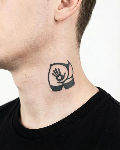 INKON Mano Atrevida tatuaje semi-permanente aplicado en un hombre – diseño de 2 x 2 in (5x5cm), apariencia de tinta realista, dura 10 días