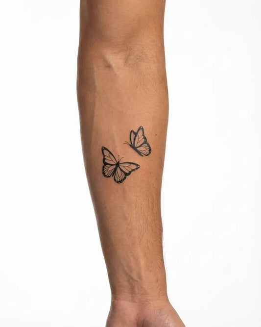 INKON Par de Mariposas tatuaje semi-permanente aplicado en un hombre – diseño de 2 x 2 in (5x5cm), apariencia de tinta realista, dura 10 días