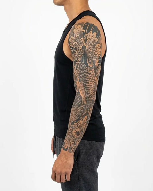 INKON Manga de Pez Koi y Crisantemo tatuaje semi-permanente aplicado en un hombre – diseño de 8 x 20 in (20x50cm), apariencia de tinta realista, dura 10 días