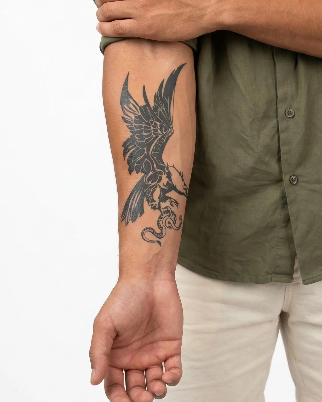 INKON Águila y Serpiente tatuaje semi-permanente aplicado en un hombre – diseño de 4 x 7 in (10x17cm), apariencia de tinta realista, dura 10 días