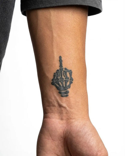 INKON Dedo Medio de Esqueleto tatuaje semi-permanente aplicado en un hombre – diseño de 2 x 2 in (5x5cm), apariencia de tinta realista, dura 10 días