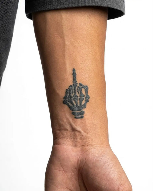 INKON Dedo Medio de Esqueleto tatuaje semi-permanente aplicado en un hombre – diseño de 2 x 2 in (5x5cm), apariencia de tinta realista, dura 10 días