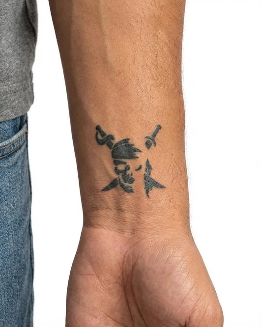 INKON Calavera Pirata y Espadas tatuaje semi-permanente aplicado en un hombre – diseño de 2 x 2 in (5x5cm), apariencia de tinta realista, dura 10 días