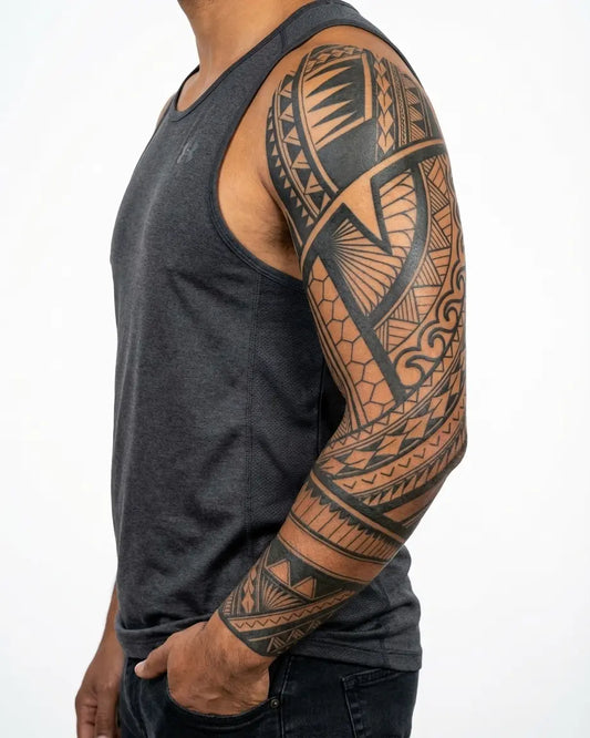INKON Manga Geométrica Samoana tatuaje semi-permanente aplicado en un hombre – diseño de 8 x 20 in (20x50cm), apariencia de tinta realista, dura 10 días