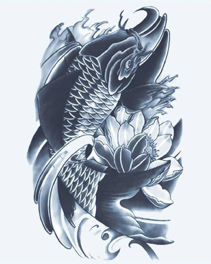 Tatuaje semi-permanente Pez Koi y Loto diseño de INKON – ilustración de japonés, pez, nadando, junto a, floreciendo, 4 x 7 in (10x17cm), disponible en inkon.co