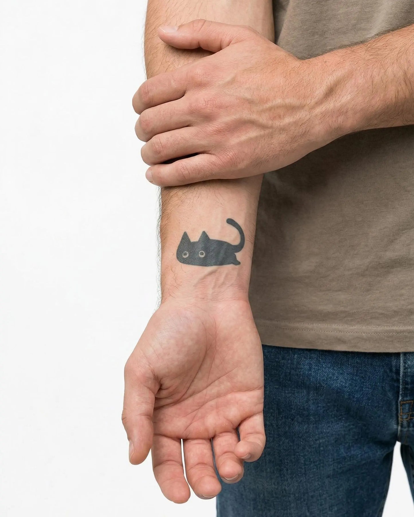 INKON Gato Escurridizo tatuaje semi-permanente aplicado en un hombre – diseño de 2 x 2 in (5x5cm), apariencia de tinta realista, dura 10 días