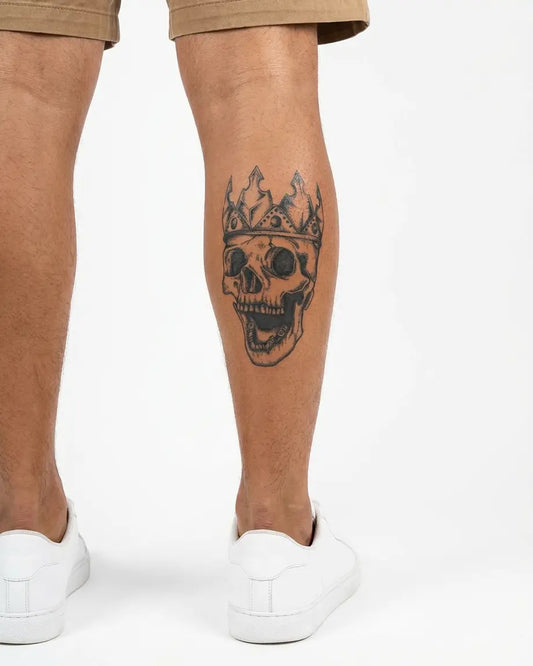 INKON Calavera Coronada tatuaje semi-permanente aplicado en un hombre – diseño de 4 x 7 in (10x17cm), apariencia de tinta realista, dura 10 días