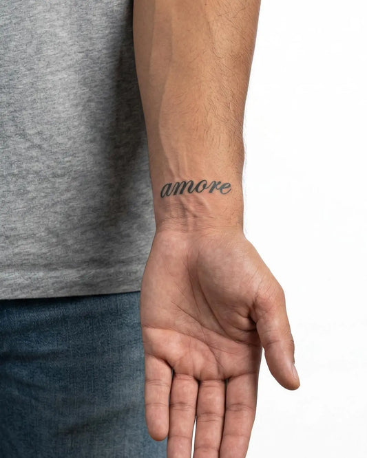 INKON Amore Script tatuaje semi-permanente aplicado en un hombre – diseño de 2 x 2 in (5x5cm), apariencia de tinta realista, dura 10 días