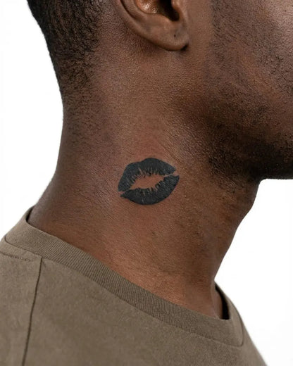 INKON Marca de Beso tatuaje semi-permanente aplicado en un hombre – diseño de 2 x 2 in (5x5cm), apariencia de tinta realista, dura 10 días