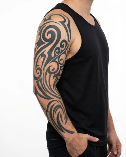 INKON Follaje Tribal Orgánico tatuaje semi-permanente aplicado en un hombre – diseño de 8 x 20 in (20x50cm), apariencia de tinta realista, dura 10 días