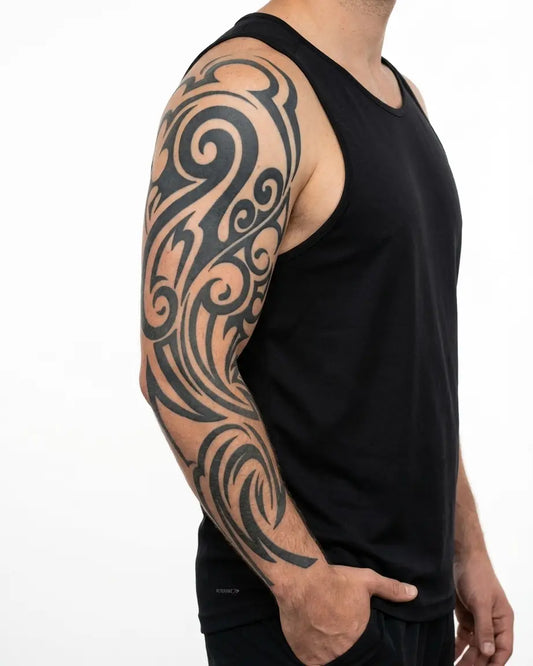 INKON Follaje Tribal Orgánico tatuaje semi-permanente aplicado en un hombre – diseño de 8 x 20 in (20x50cm), apariencia de tinta realista, dura 10 días