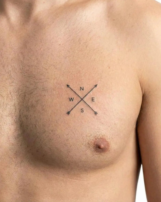 INKON Flechas Brújula tatuaje semi-permanente aplicado en un hombre – diseño de 2 x 2 in (5x5cm), apariencia de tinta realista, dura 10 días