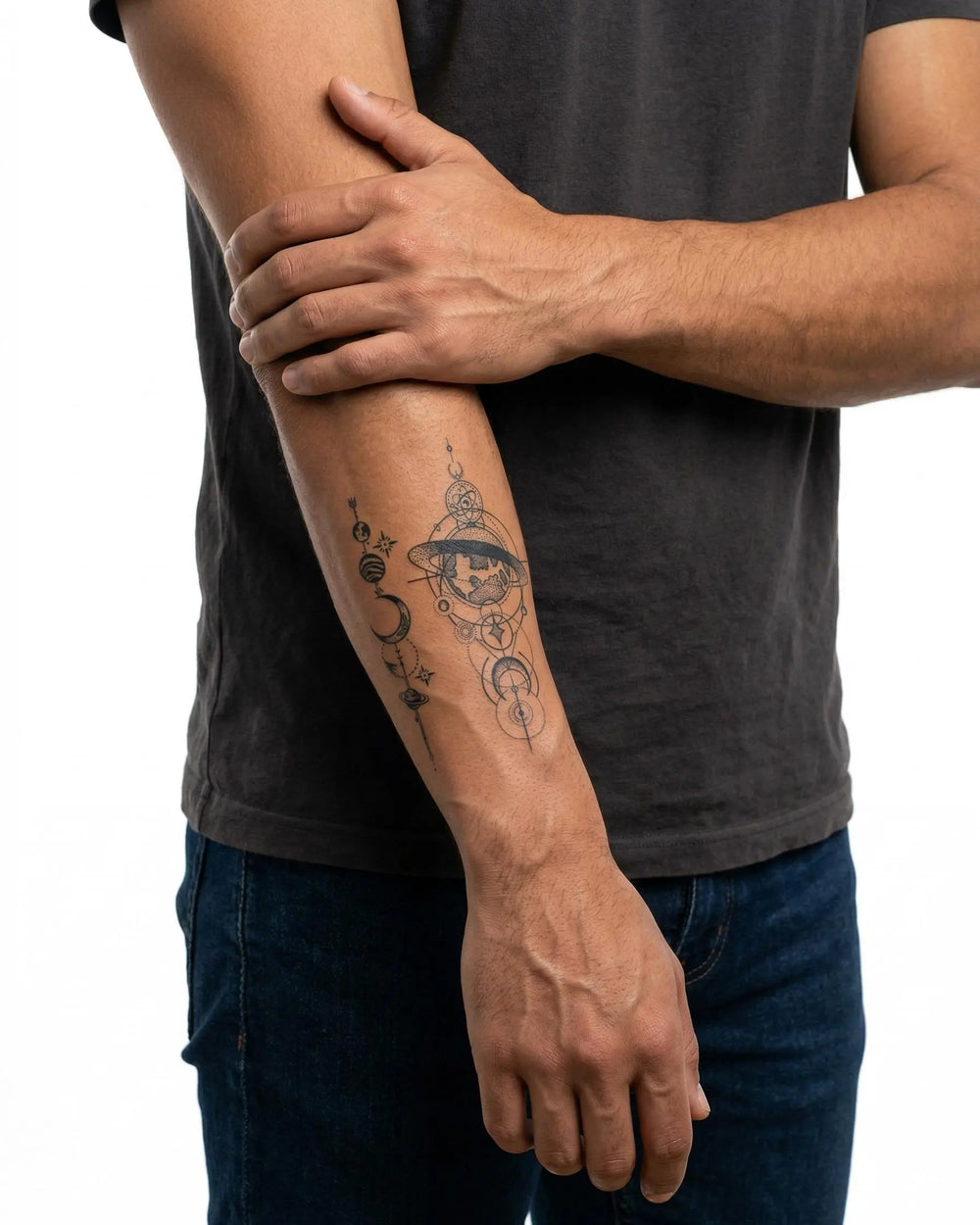 INKON Globo Cósmico y Planetas tatuaje semi-permanente aplicado en un hombre – diseño de 3 x 4 in (6x11cm), apariencia de tinta realista, dura 10 días