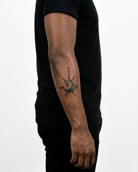 INKON Mazo 8-Ball con Púas tatuaje semi-permanente aplicado en un hombre – diseño de 3 x 4 in (7x10cm), apariencia de tinta realista, dura 10 días