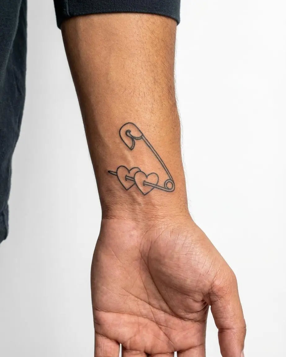 INKON Seguro y Corazones tatuaje semi-permanente aplicado en un hombre – diseño de 2 x 2 in (5x5cm), apariencia de tinta realista, dura 10 días