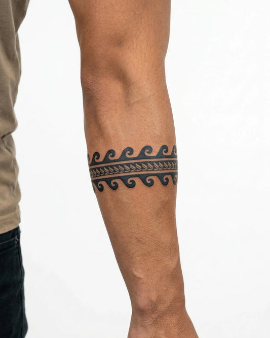INKON Brazalete de Ola y Chevron tatuaje semi-permanente aplicado en un hombre – diseño de 2 x 9 in (5x23cm), apariencia de tinta realista, dura 10 días