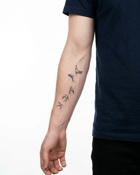 INKON Golondrinas en Vuelo tatuaje semi-permanente aplicado en un hombre – diseño de 4 x 7 in (10x17cm), apariencia de tinta realista, dura 10 días