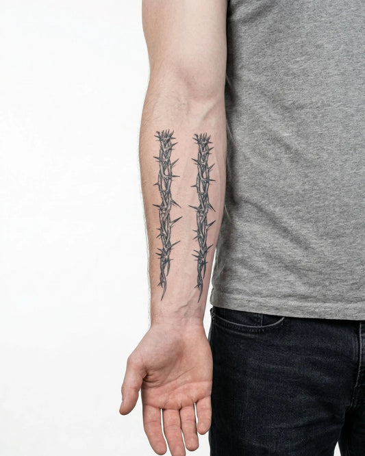 INKON Enredadera de Espinas tatuaje semi-permanente aplicado en un hombre – diseño de 4 x 8 in (11x21cm), apariencia de tinta realista, dura 10 días