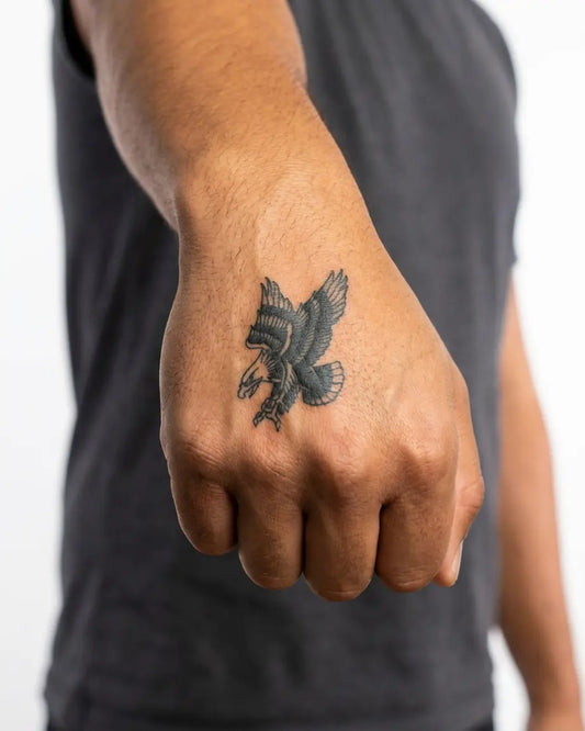 INKON Águila en Picada tatuaje semi-permanente aplicado en un hombre – diseño de 2 x 2 in (5x5cm), apariencia de tinta realista, dura 10 días