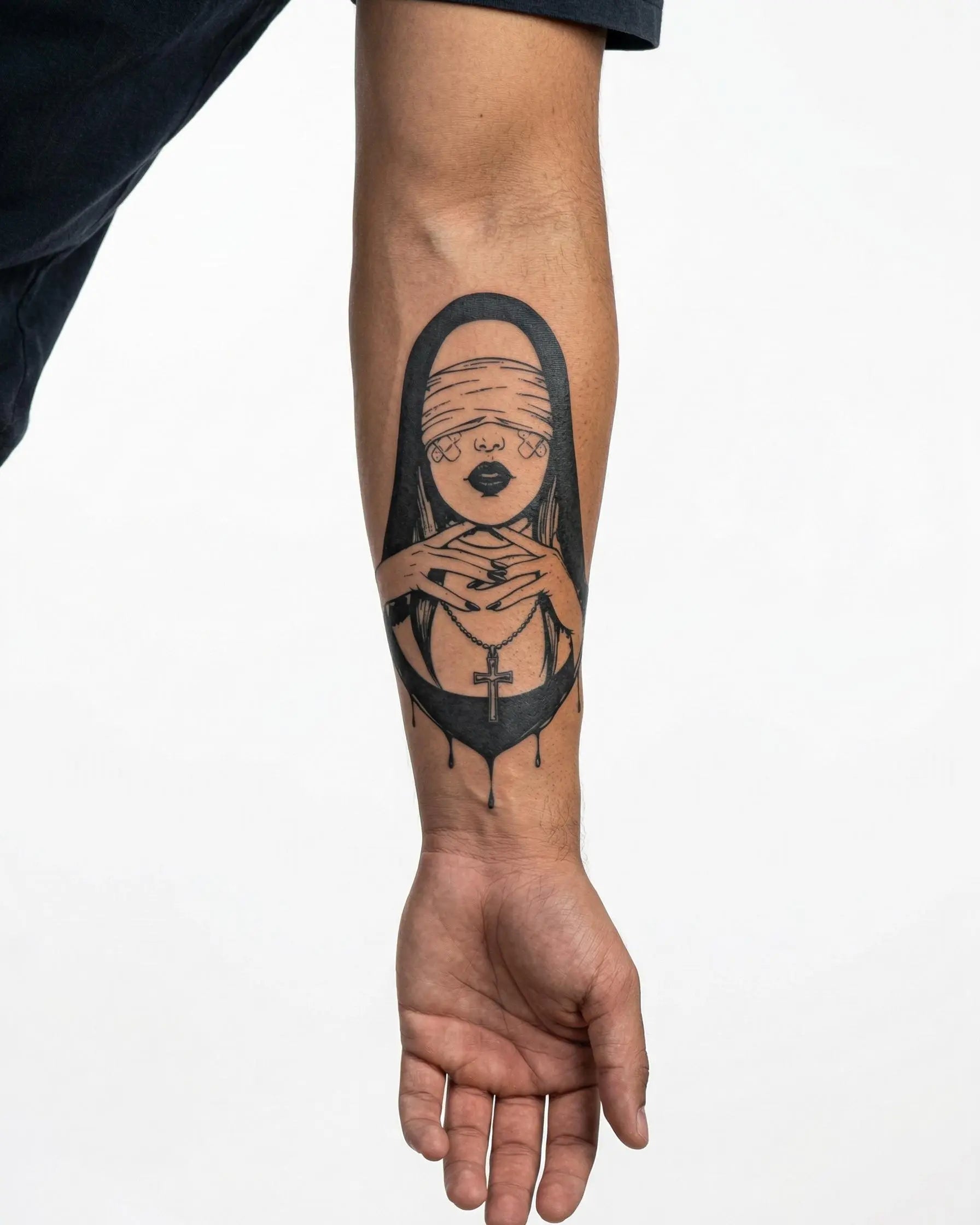 INKON Monja con los Ojos Vendados tatuaje semi-permanente aplicado en un hombre – diseño de 4 x 7 in (10x17cm), apariencia de tinta realista, dura 10 días