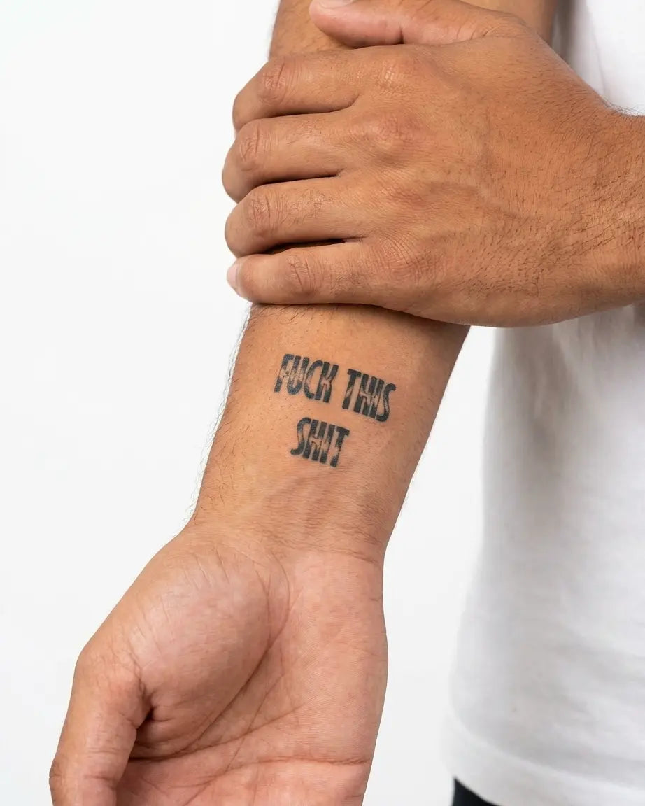 INKON Groserías en Estilo Desgastado tatuaje semi-permanente aplicado en un hombre – diseño de 2 x 2 in (5x5cm), apariencia de tinta realista, dura 10 días