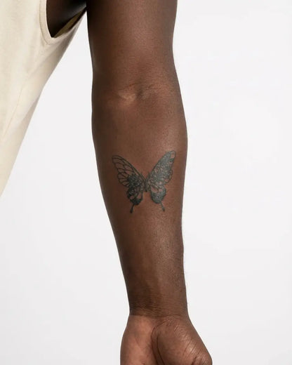 INKON Mariposa Floral tatuaje semi-permanente aplicado en un hombre – diseño de 3 x 4 in (6x11cm), apariencia de tinta realista, dura 10 días