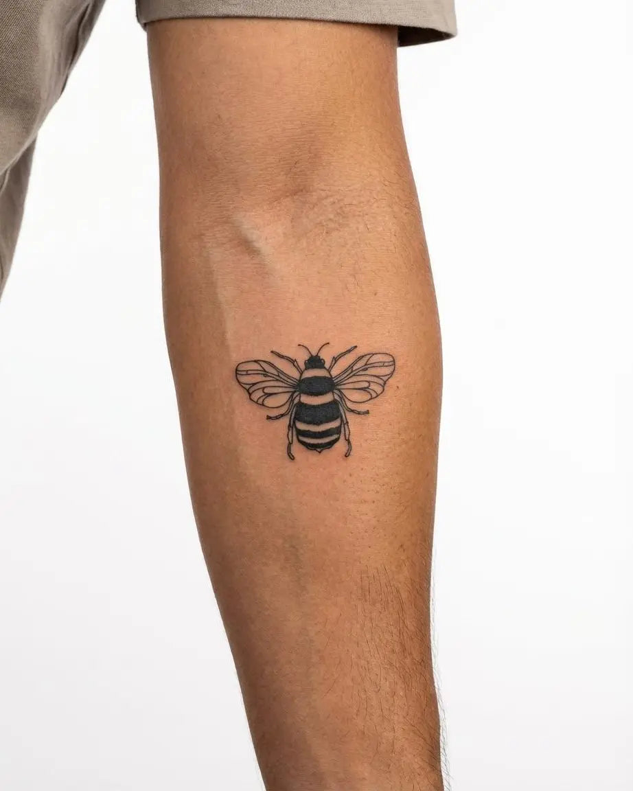 INKON Abeja de Miel tatuaje semi-permanente aplicado en un hombre – diseño de 2 x 2 in (5x5cm), apariencia de tinta realista, dura 10 días