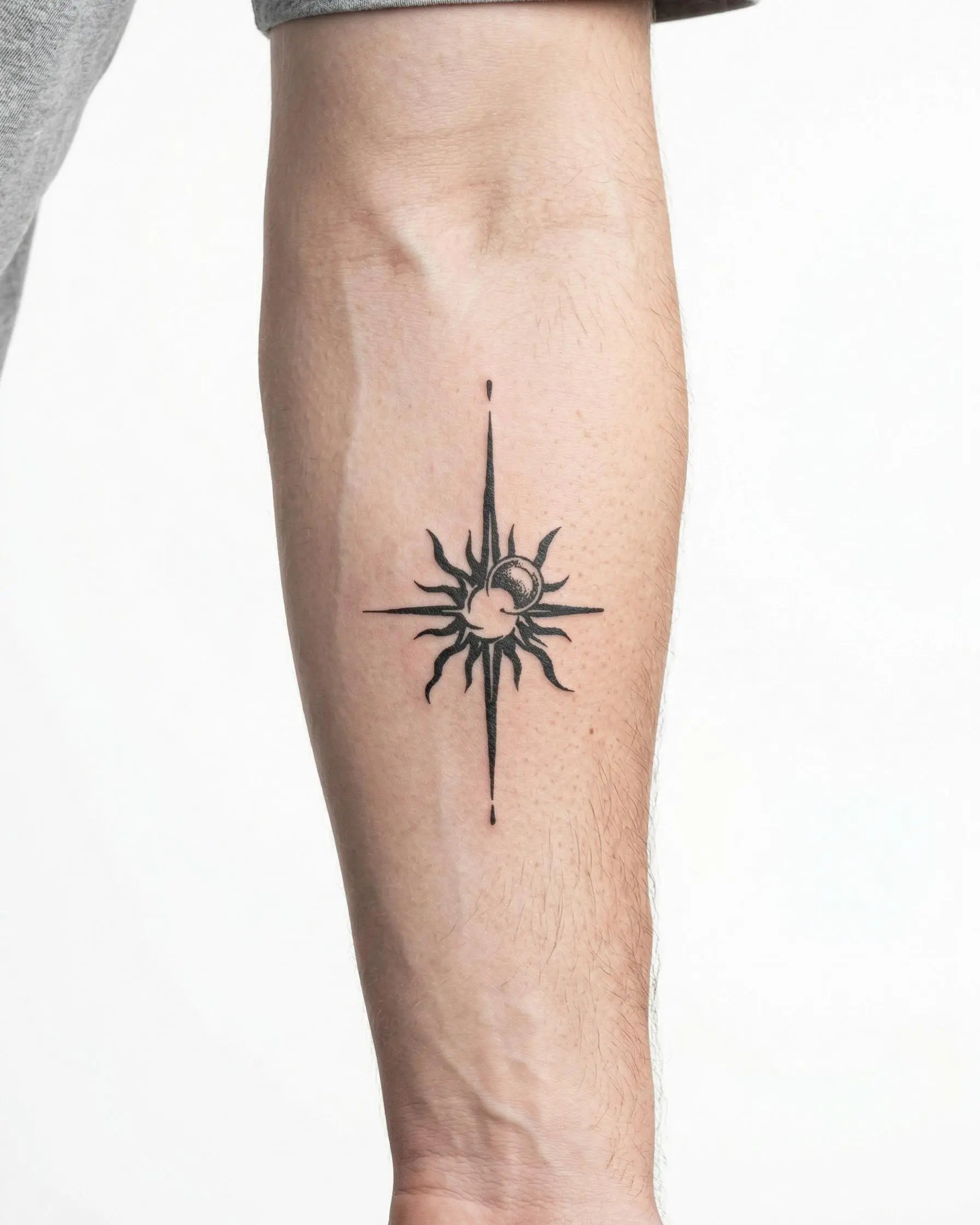 INKON Brújula Sol y Luna tatuaje semi-permanente aplicado en un hombre – diseño de 3 x 4 in (6x11cm), apariencia de tinta realista, dura 10 días