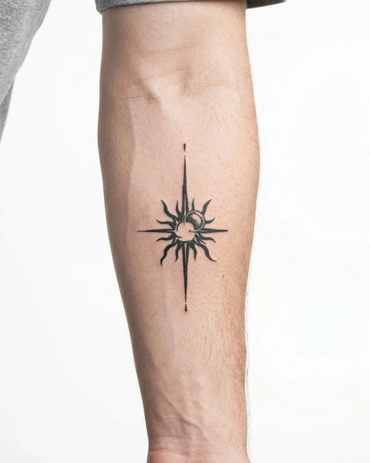 INKON Brújula Sol y Luna tatuaje semi-permanente aplicado en un hombre – diseño de 3 x 4 in (6x11cm), apariencia de tinta realista, dura 10 días