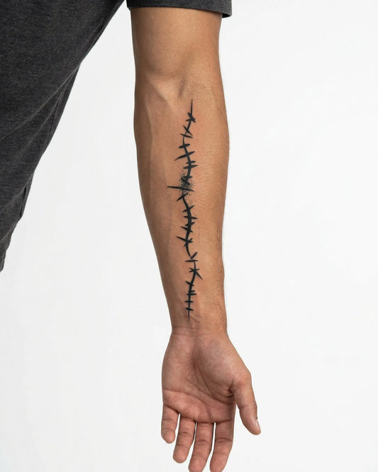 INKON Línea de Alambre de Púas tatuaje semi-permanente aplicado en un hombre – diseño de 4 x 8 in (11x21cm), apariencia de tinta realista, dura 10 días