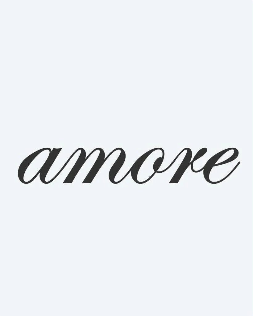 Tatuaje semi-permanente Amore Script diseño de INKON – ilustración de palabra, amore, escrito, itálica, caligrafía, 2 x 2 in (5x5cm), disponible en inkon.co