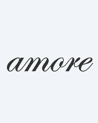 Tatuaje semi-permanente Amore Script diseño de INKON – ilustración de palabra, amore, escrito, itálica, caligrafía, 2 x 2 in (5x5cm), disponible en inkon.co