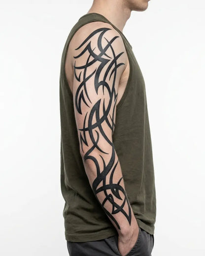 INKON Espinas Tribales tatuaje semi-permanente aplicado en un hombre – diseño de 8 x 20 in (20x50cm), apariencia de tinta realista, dura 10 días