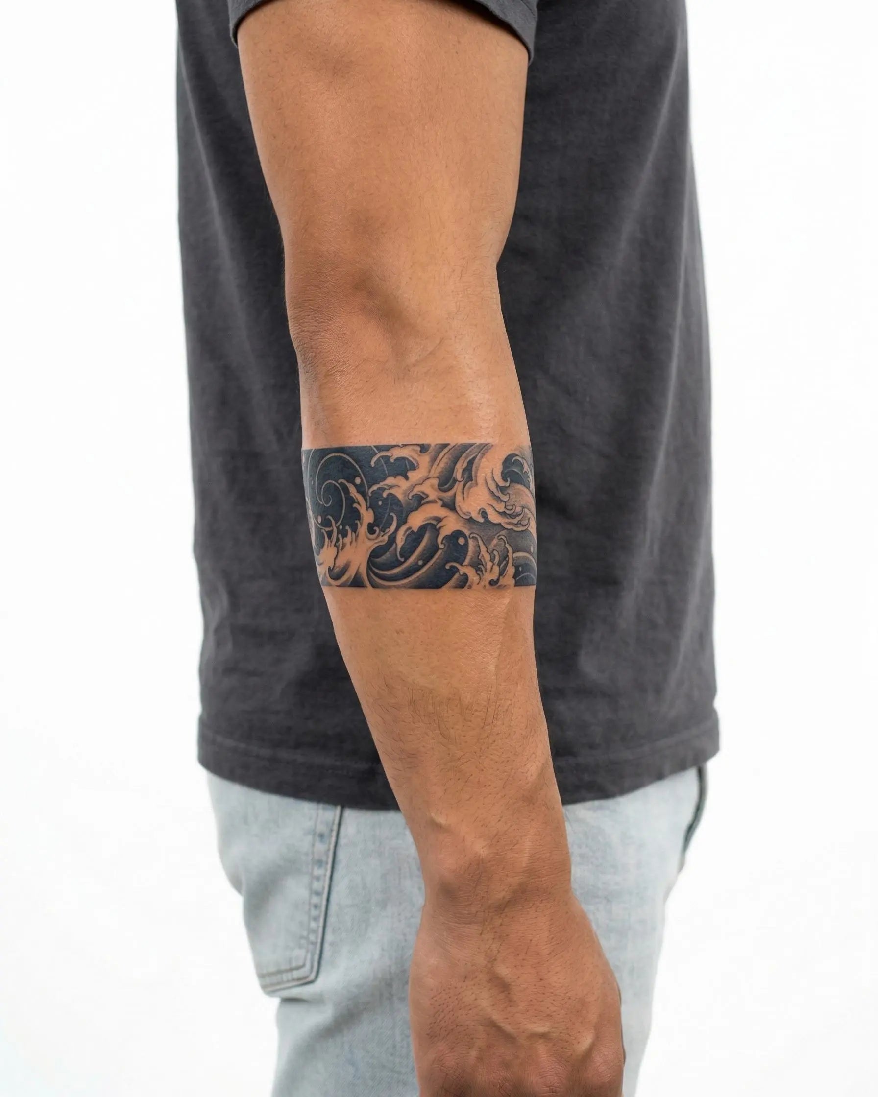 INKON Brazalete de Olas Japonesas tatuaje semi-permanente aplicado en un hombre – diseño de 2 x 9 in (5x23cm), apariencia de tinta realista, dura 10 días