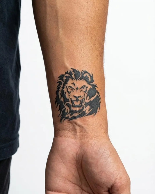 INKON León Rugiente tatuaje semi-permanente aplicado en un hombre – diseño de 2 x 2 in (5x5cm), apariencia de tinta realista, dura 10 días