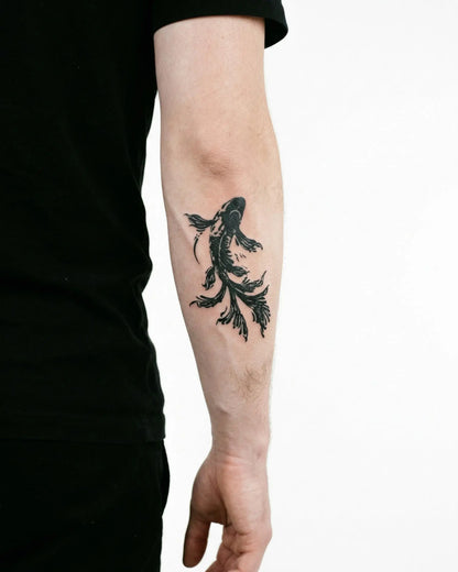 INKON Pez Koi en Pincelada de Tinta tatuaje semi-permanente aplicado en un hombre – diseño de 4 x 4 in (9x9cm), apariencia de tinta realista, dura 10 días