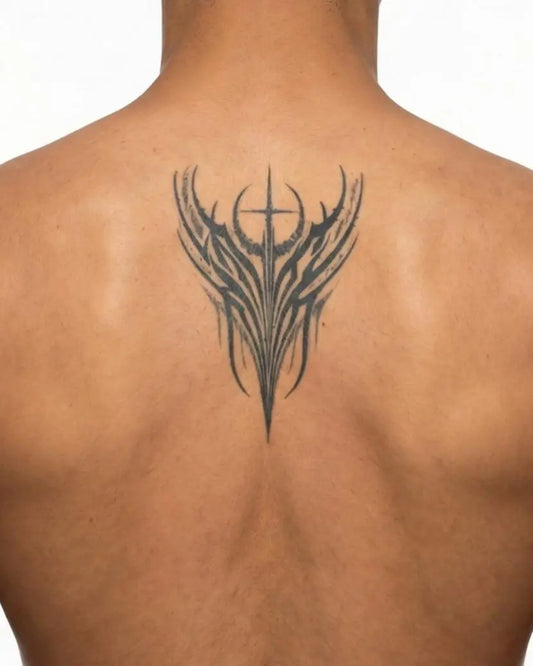 INKON Alas Tribales y Cruz tatuaje semi-permanente aplicado en un hombre – diseño de 4 x 8 in (11x21cm), apariencia de tinta realista, dura 10 días