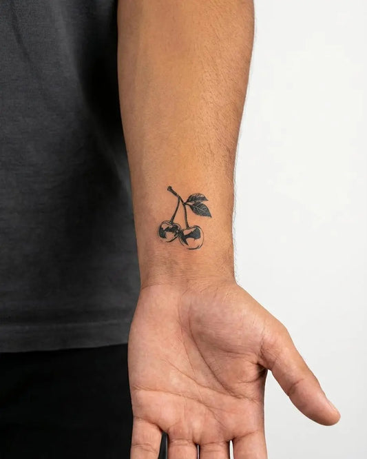 INKON Cerezas tatuaje semi-permanente aplicado en un hombre – diseño de 2 x 2 in (5x5cm), apariencia de tinta realista, dura 10 días