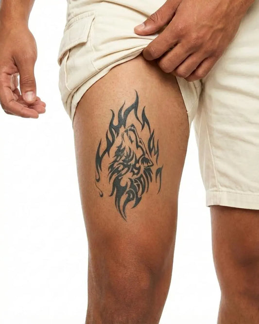INKON Lobo Aullando Tribal tatuaje semi-permanente aplicado en un hombre – diseño de 4 x 7 in (10x17cm), apariencia de tinta realista, dura 10 días