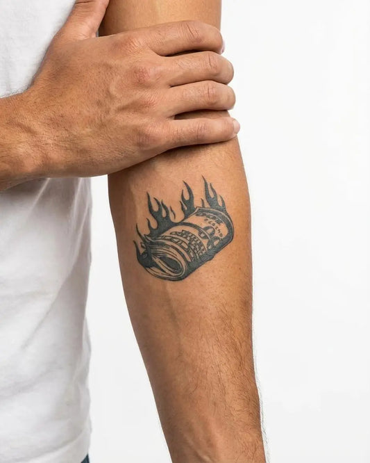 INKON Rollo de Billetes en Llamas tatuaje semi-permanente aplicado en un hombre – diseño de 3 x 4 in (7x10cm), apariencia de tinta realista, dura 10 días