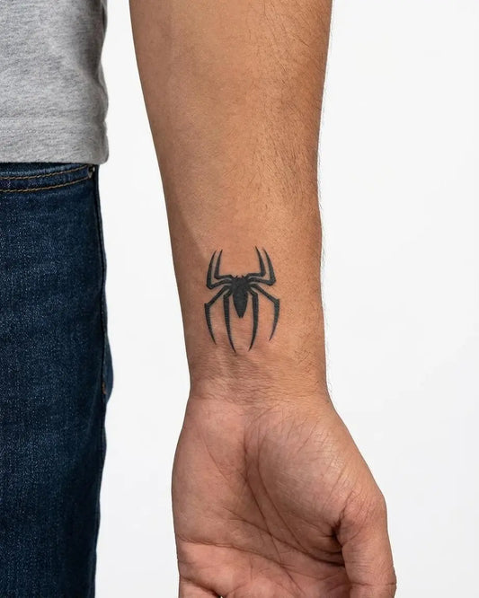 INKON Emblema de Araña tatuaje semi-permanente aplicado en un hombre – diseño de 2 x 2 in (5x5cm), apariencia de tinta realista, dura 10 días