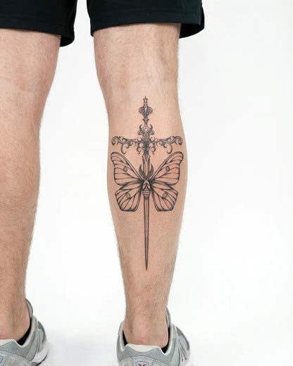 INKON Polilla y Daga Ornamental tatuaje semi-permanente aplicado en un hombre – diseño de 4 x 8 in (11x21cm), apariencia de tinta realista, dura 10 días