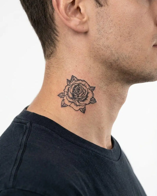 INKON Rosa en Floración tatuaje semi-permanente aplicado en un hombre – diseño de 2 x 2 in (5x5cm), apariencia de tinta realista, dura 10 días