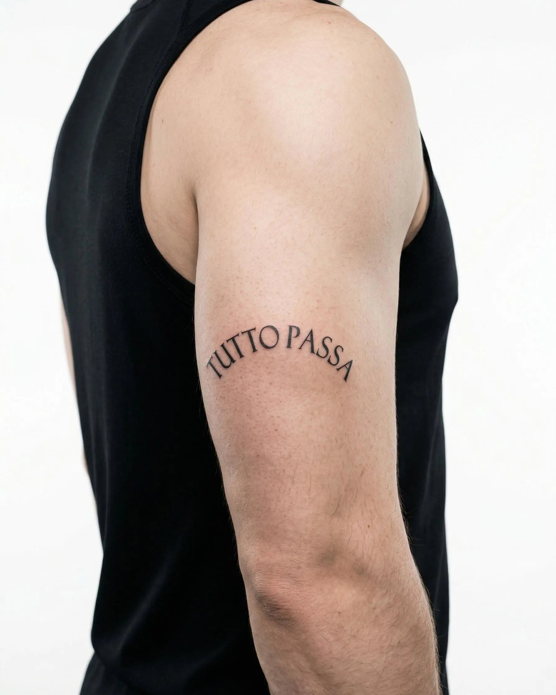 INKON Tutto Passa tatuaje semi-permanente aplicado en un hombre – diseño de 3 x 4 in (6x11cm), apariencia de tinta realista, dura 10 días
