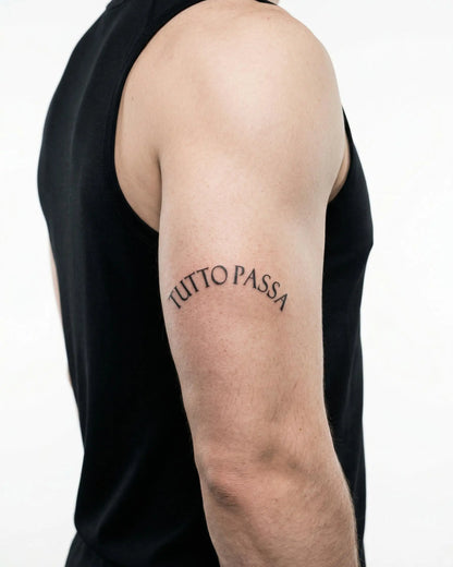 INKON Tutto Passa tatuaje semi-permanente aplicado en un hombre – diseño de 3 x 4 in (6x11cm), apariencia de tinta realista, dura 10 días