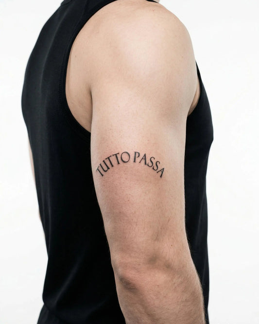 INKON Tutto Passa tatuaje semi-permanente aplicado en un hombre – diseño de 3 x 4 in (6x11cm), apariencia de tinta realista, dura 10 días