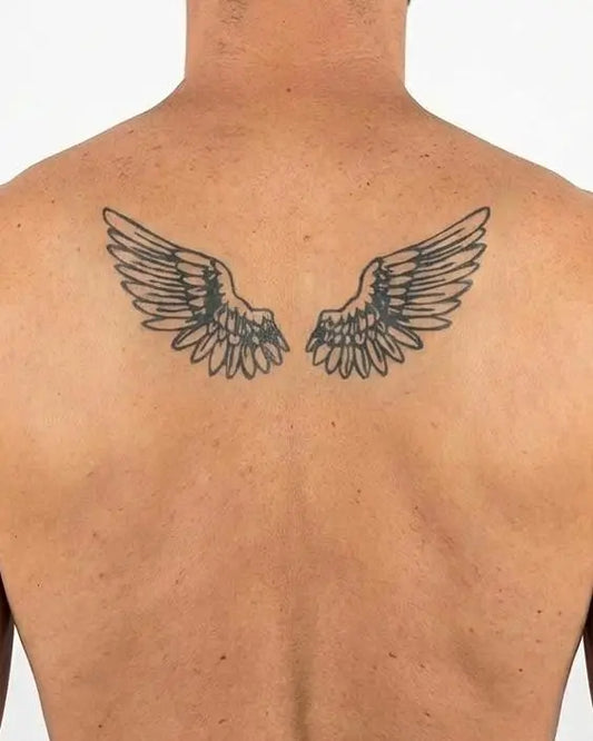 INKON Par de Alas de Ángel tatuaje semi-permanente aplicado en un hombre – diseño de 4 x 8 in (11x21cm), apariencia de tinta realista, dura 10 días