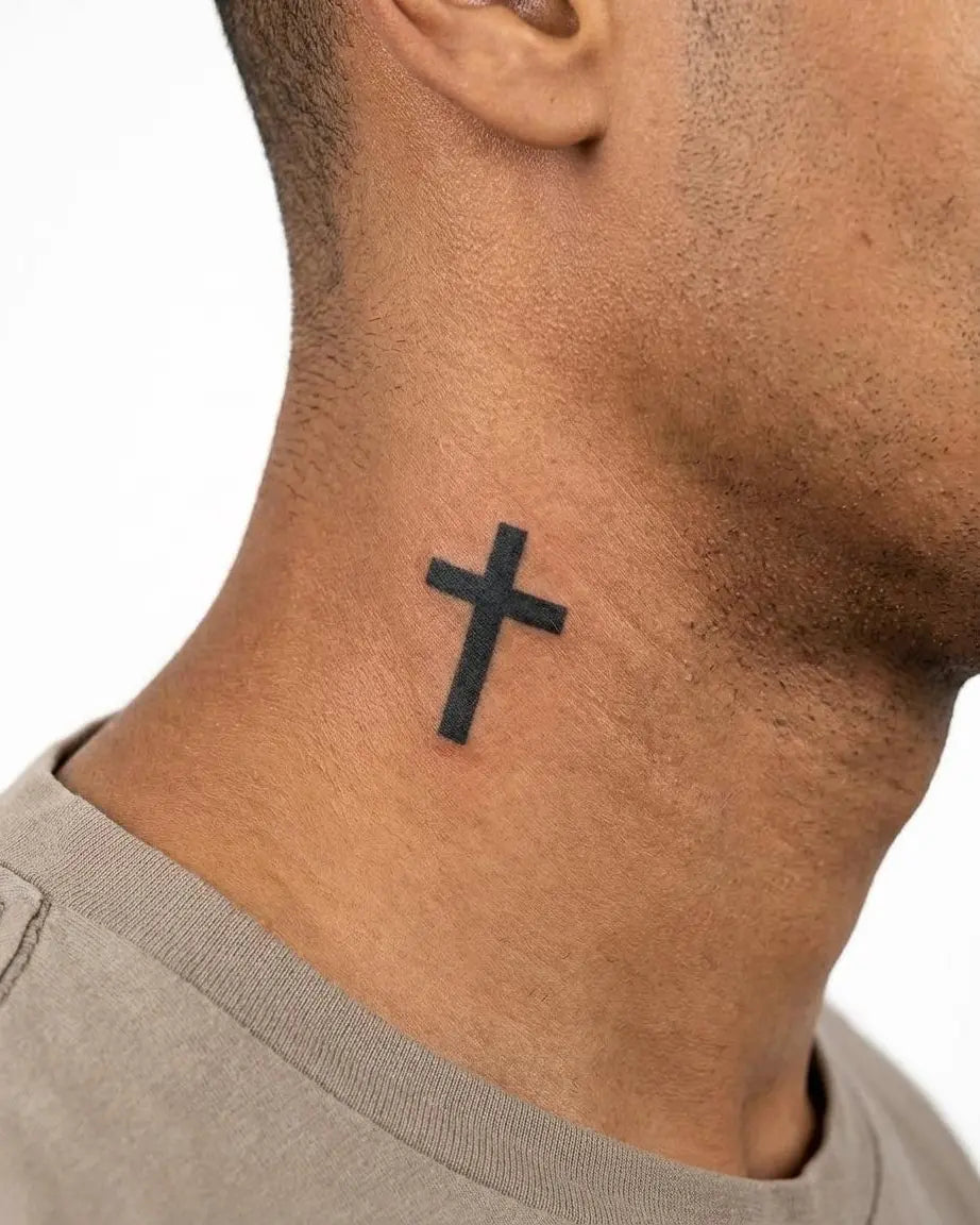 INKON Cruz Clásica tatuaje semi-permanente aplicado en un hombre – diseño de 2 x 2 in (5x5cm), apariencia de tinta realista, dura 10 días